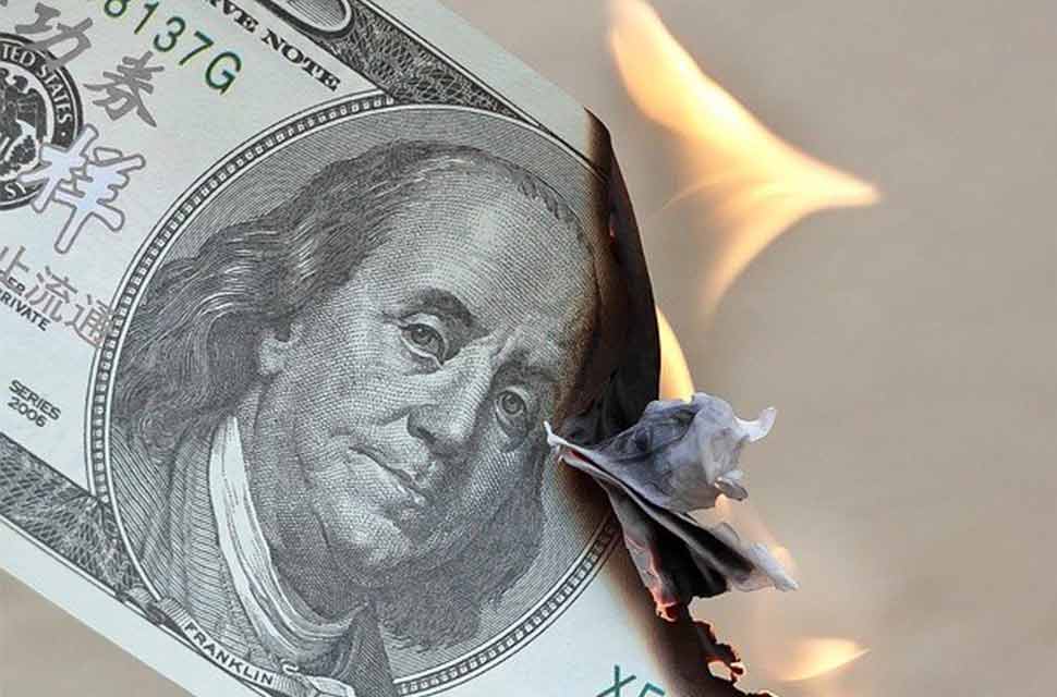 Cédula pegando fogo demonstra o que é inflação